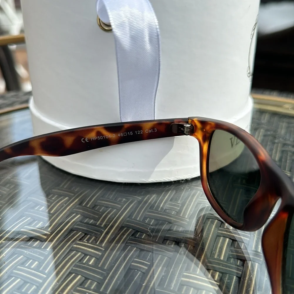 Unisex sunglasses with polarized lenses